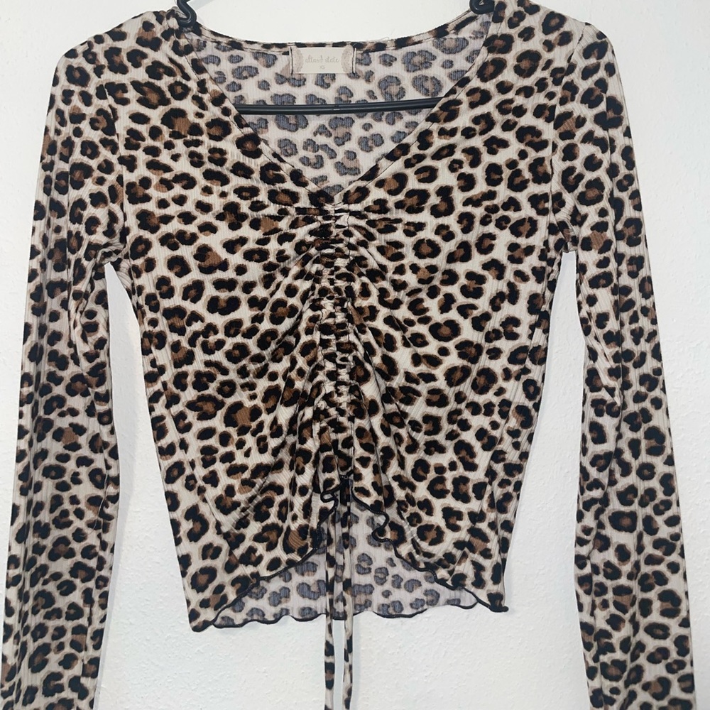 size XS- tight fitted- could be cropped in the front. worn once